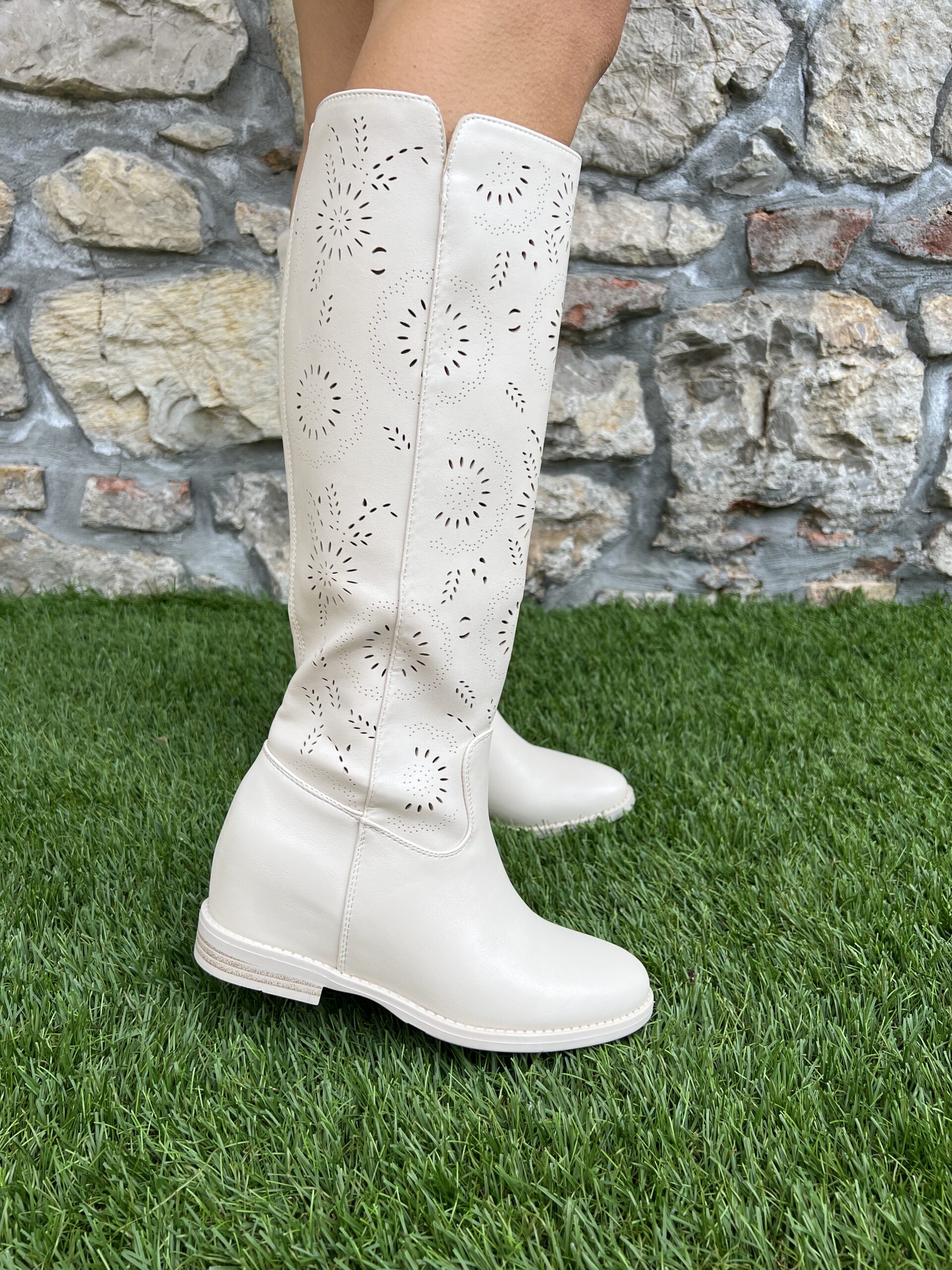 STIVALI TRAFORATI BEIGE CON TACCO INTERNO Elisabetta Boutique