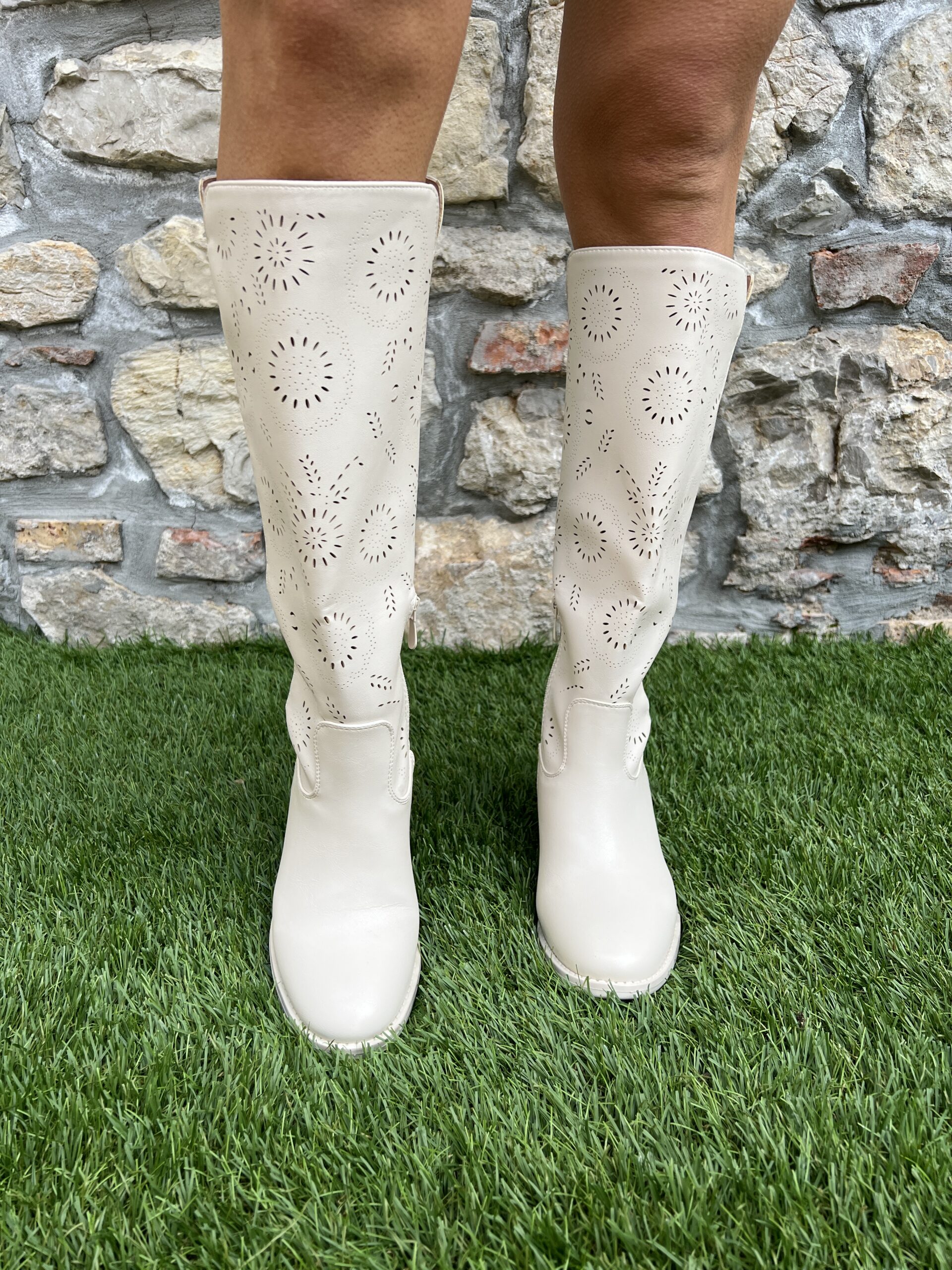 STIVALI TRAFORATI BEIGE CON TACCO INTERNO
